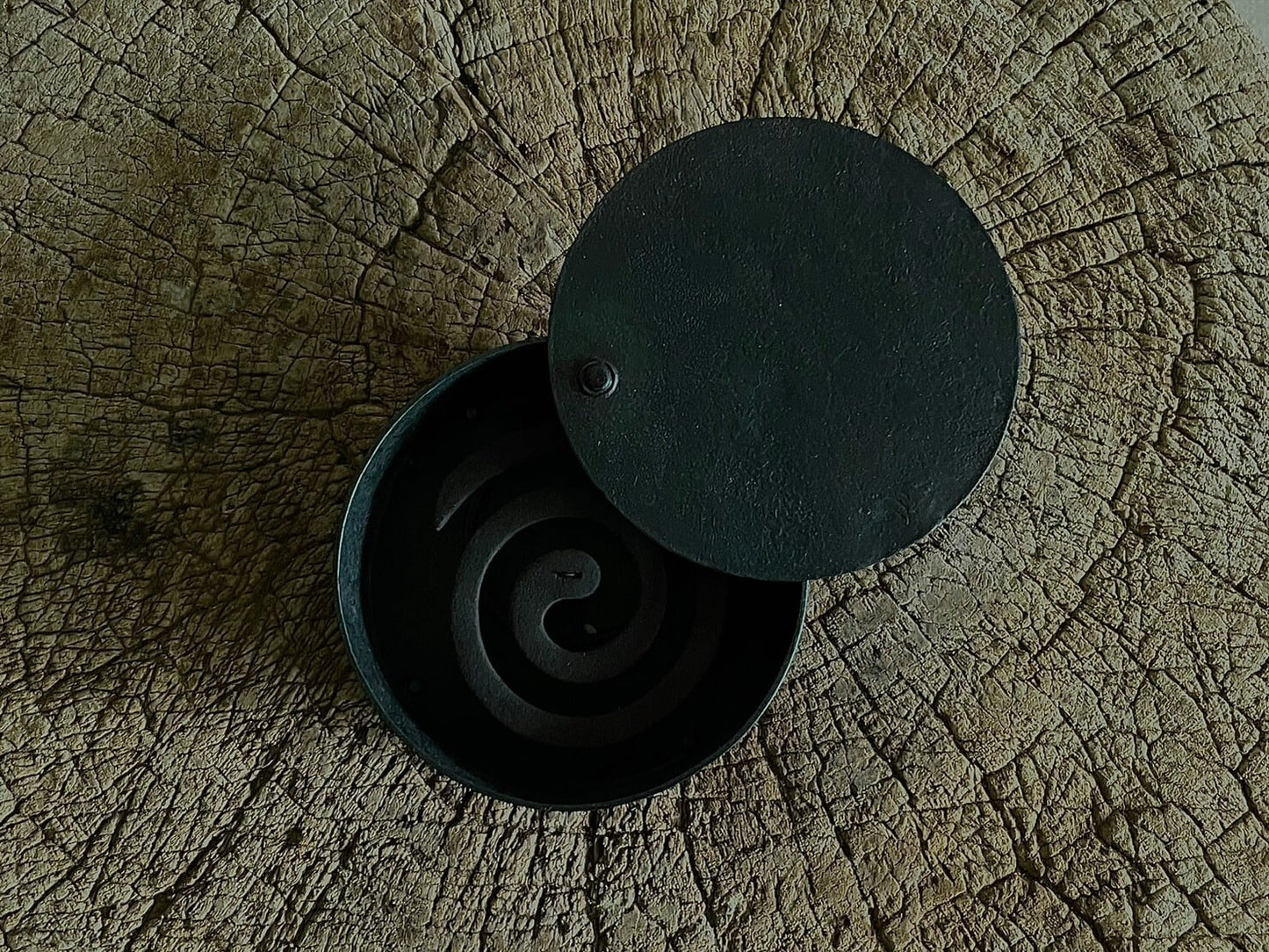 Small mosquito repellent with lid